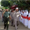 Letkol. Inf. Benny Suharto disambut santri Husnul Khotimah